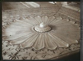 Image représentant La fontaine en forme de fleur de lotus épanouie du pavillon des couleurs (Rang Mahal), partie principale du harem du fort Rouge (Lal Qila)