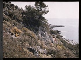 Image représentant La pointe du cap et le sentier des douaniers surplombés par roches et fleurs proches de la villa Kahn
