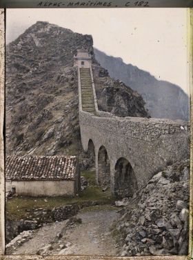 Image représentant La chapelle Notre-Dame de la Menour, entrée du village