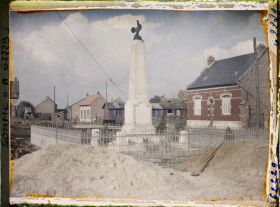 Image représentant Somme, Pozières, Monument aux Morts du Village