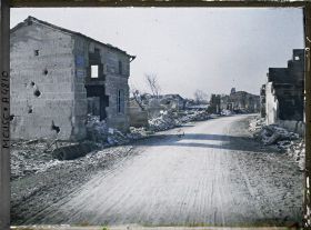 Image représentant La route et les deux plaques à l'entrée de Vassincourt dévastée