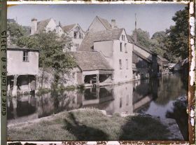 Image représentant Lavoirs au bord de l'Eure vue de la passerelle, rue des Trois Moulins