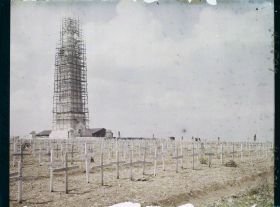 Image représentant France, Ablain-St Nazaire, Le Mont aux Morts du Cimetière de N.D. de Lorette