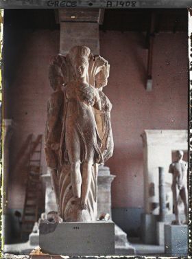 Image représentant Au musée : groupe de trois Thyades (prêtresses de Dyonisos) autour d'une colonne figurant une tige d'acanthe provenant de l'esplanade du temple