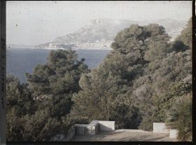 Image représentant Ouverture sur le paysage situé au pied de la terrasse inférieure de la villa Kahn, dite villa Zamir