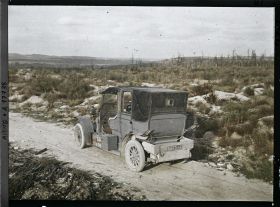 Image représentant Sur le point culminant du Chemin des Dames, près d'Hurtebise, la voiture d'Albert Kahn