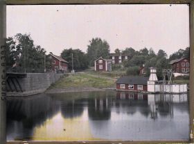 Image représentant Vue d'une berge près d'un pont
