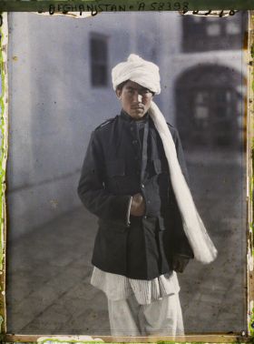 Image représentant Un membre de l'ethnie Hazâra (dans la cour de Manzel Bagh. (Un domestique ?)