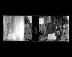 Image représentant Des passants sur Dingzijie ("rue en Forme de T"), appelée aussi Bamiancao (lieu-dit "l'Auge à Huit Faces")