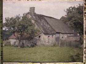 Image représentant Une maison morvandelle au toit de chaume