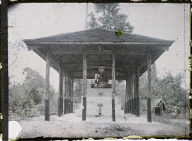 Image représentant Un autel surmonté d'une statue, sous abri, à proximité de la bonzerie