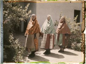 Image représentant Femmes guèbres en costume (traditionnels de profil, moderne de face)