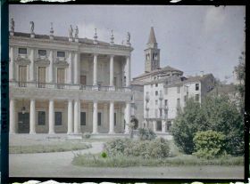 Image représentant Musée civique et campanile de l'église de la Sainte Couronne