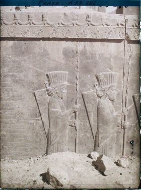 Image représentant Le Tatchara (palais de Darius 1er), bas-relief représentant des gardes perses