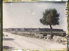 Image représentant Vers la vieille ville fortifiée (d'époque médiévale, en partie abandonnée)