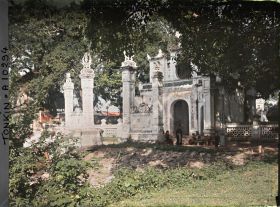 Image représentant L'entrée du temple de Chan-vu (ou Tran-vu), vue de l'extérieur, dans le quartier de la Citadelle (le Grand Lac)