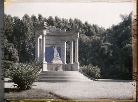 Image représentant Le monument aux morts dans le jardin public