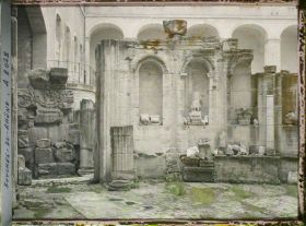 Image représentant Eléments de l'exèdre en demi-cercle qui fermait le forum dans la cour du Museon Arlaten