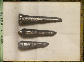 Image représentant Trois lames de poignards (bronze incrusté d'or et d'argent et nielle) provenant de Mycènes (recto)