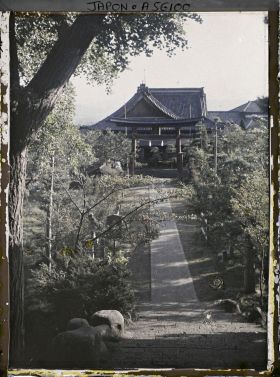 Image représentant Allée et torii menant vers un temple ou un sanctuaire