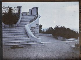 Image représentant Portion d'escalier reliant les terrasses de la villa Kahn ou villa Zamir, vue en direction de l'est