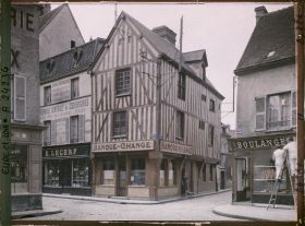 Image représentant Une maison du XVe siècle à l'angle de la rue Rotrou et de la rue Saint-Pierre