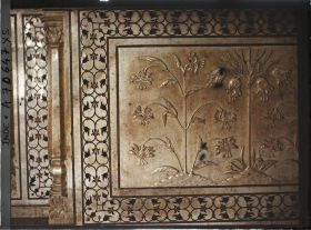 Image représentant Décor mural représentant des fleurs en marbre ciselé encadrées de frises en pietra dura dans l'un des vestibules du Taj Mahal