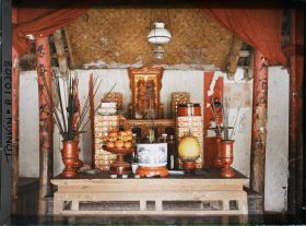 Image représentant Un petit autel garni d'offrandes