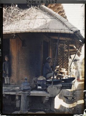 Image représentant Un pâtissier sous l'auvent de sa boutique