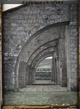 Image représentant Espagne, Santiago de Compostela, Eglise Santa Maria de Sar, les contreforts arcs boutants postérieurs à l'Eglise