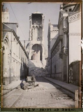Image représentant La tour Charlemagne, après son effondrement partiel, vue de la rue Descartes