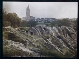 Image représentant Les arènes, au second plan la basilique Saint-Eutrope