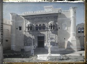 Image représentant Un édifice du jalao Khana, l'ancien palais (à la porte, une banderole portant l'inscription "hearty welcome")