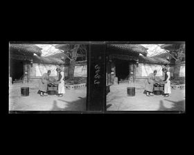 Image représentant Un vendeur ambulant propose à son client des friandises dans la première cour d'une résidence (siheyuan) de Da Ruanfuhutong ("Grande Ruelle de la Résidence Ruan")