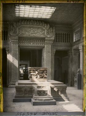 Image représentant L'Exposition Coloniale Internationale de 1931, autel shivaïte dans le temple d'Angkor Vat