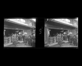 Image représentant Groupe d'enfants près d'une échoppe dans le quartier du commerce