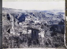 Image représentant Vers le minaret du sultan Osman (?) (à gauche) et l'Orkhan Camii (mosquée à coupole du XVe s., à droite)