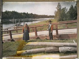 Image représentant Un couple en costume traditionnel près d'un pont flottant de DjurÅs