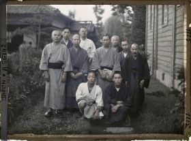 Image représentant Groupe d'homme devant la maison paroissiale