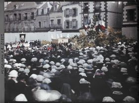 Image représentant La procession de la Fête-Dieu devant le reposoir de la place de la République