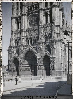 Image représentant France, Amiens, La Cathédrale, vue prise de la rue Henri IV