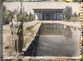 Image représentant Le Chehel Sotoun (pavillon des quarante colonnes) (1647), côté bassin