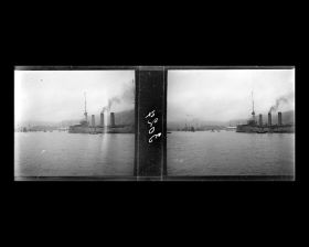 Image représentant Un croiseur cuirassé probablement britannique dans la baie de Victoria Harbour