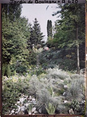 Image représentant Lanterne en haut d'un chemin escarpé du " jardin chinois " précédé d'un espace pierreux et herbacé