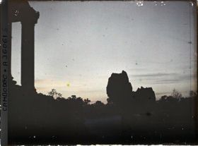 Image représentant Coucher de soleil sur la terrasse cruciforme à laquelle aboutit la " grande chaussée " (?)