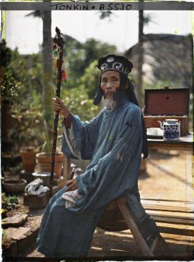 Image représentant Un notable de village en tenue de cérémonie