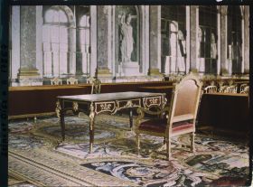 Image représentant France, Versailles, Au milieu de la Galerie, La table et le fauteuil