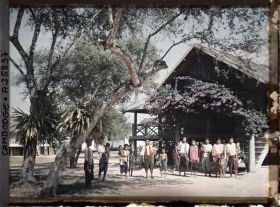 Image représentant Groupe de femmes et d'enfants devant une habitation d'administrateur ou de famille aisée