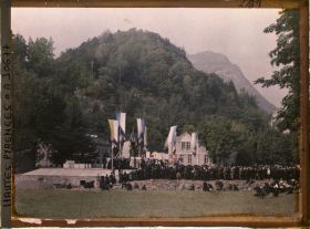 Image représentant France, Lourdes, La Messe en plein air au monument des Morts pour la Patrie