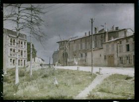 Image représentant France, Verdun, Un coin de la Place de la Roche et la porte Chatel, arbres morts